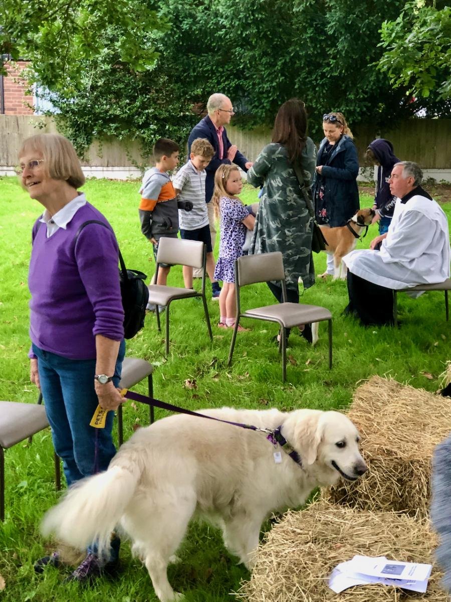 Talking to the children after the pet service